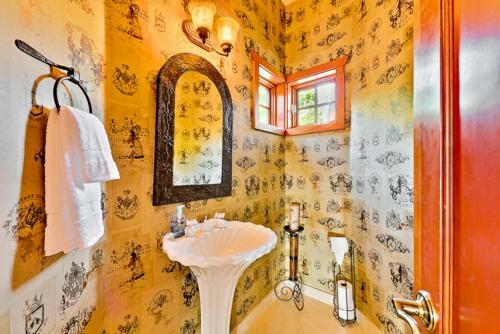 #5411 - Hillside Hideaway Three-bedroom Holiday Home