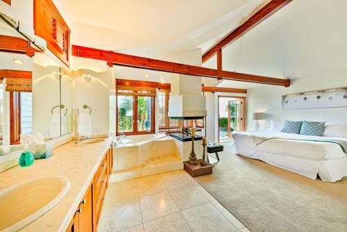 #5411 - Hillside Hideaway Three-bedroom Holiday Home