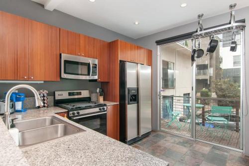 Two-bedroom, Two-and-a-half Bath Apt In Little Italy