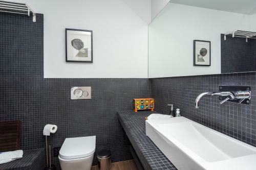 Pool Villa Retreat In Sesimbra