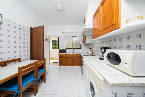 Porches Villa Sleeps 6 Air Con Wifi