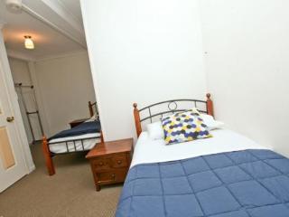 Hotel Bowen Terrace Accommodation - Hostel