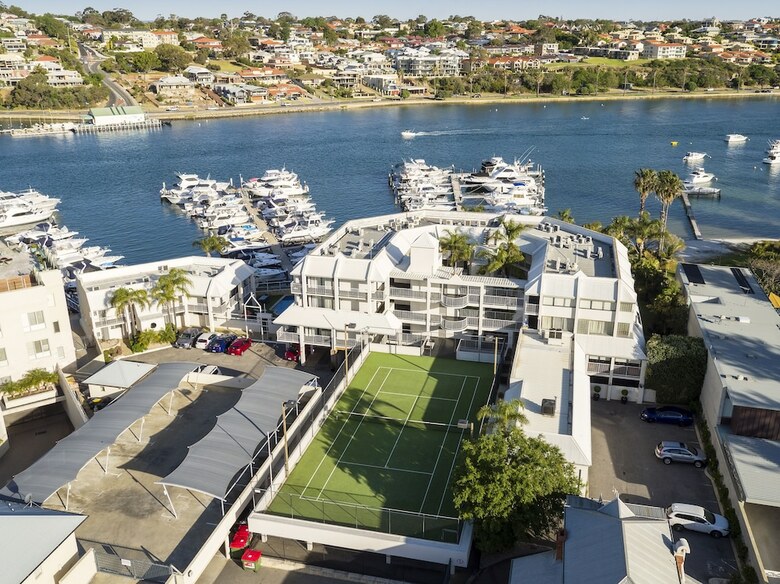 Pier 21 Apartments Hotel