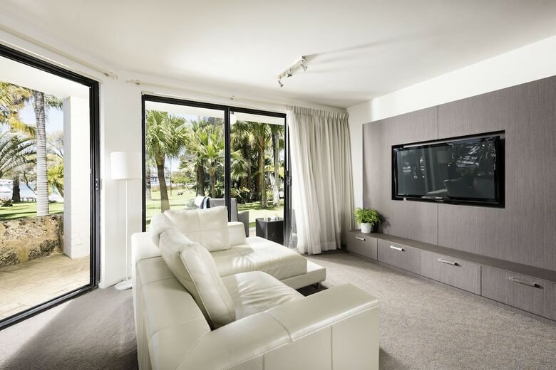 Pier 21 Apartments Hotel