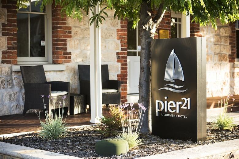 Pier 21 Apartments Hotel