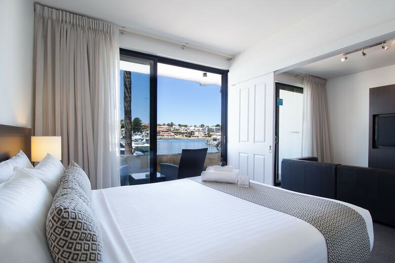 Pier 21 Apartments Hotel