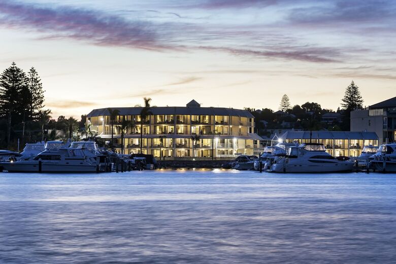 Pier 21 Apartments Hotel