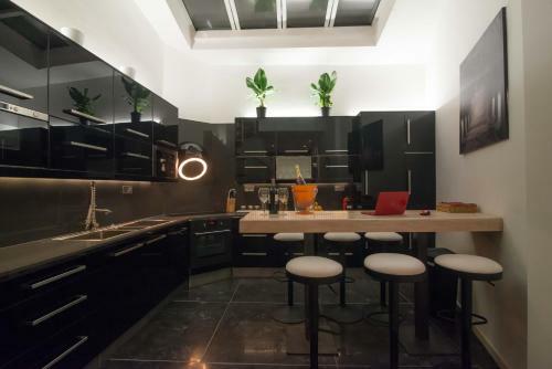 Full 4 Floors House At The Center