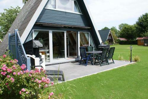 Zeltdachhaus Mit Grosser Terrasse