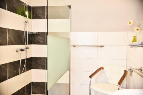 Apartamentos Ferienwohnung Schwarz & Wei�