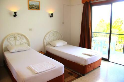 Hotel Bare Hills Guest Rooms