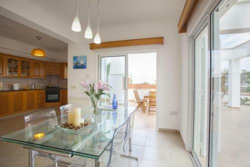 ?imagine Renting A Villa With Very Large Pool? Protaras Villa 98