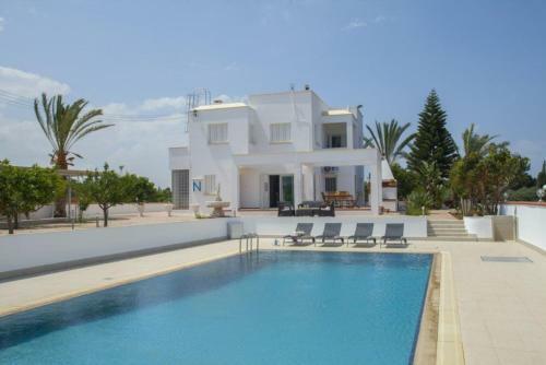 ?imagine Renting A Villa With Very Large Pool? Protaras Villa 98