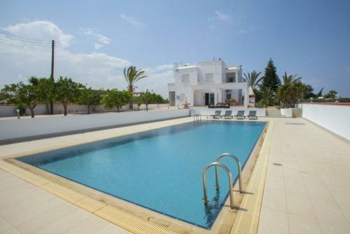 ?imagine Renting A Villa With Very Large Pool? Protaras Villa 98