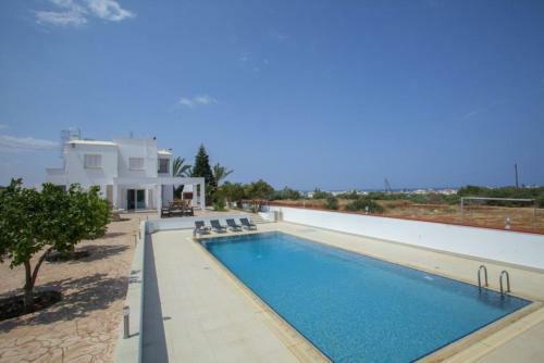 ?imagine Renting A Villa With Very Large Pool? Protaras Villa 98