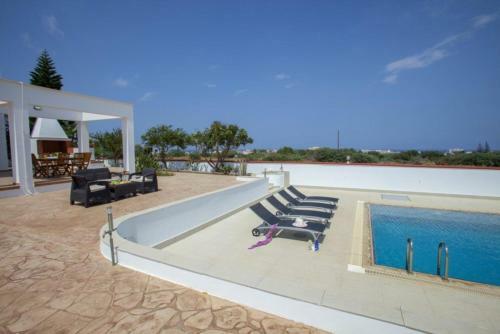 ?imagine Renting A Villa With Very Large Pool? Protaras Villa 98