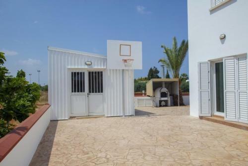 ?imagine Renting A Villa With Very Large Pool? Protaras Villa 98