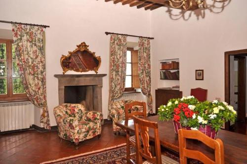Arezzo Villa Sleeps 18 Air Con