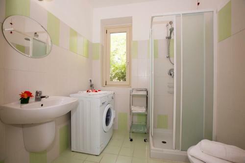 Argegno Apartment Sleeps 6 Pool Air Con