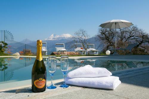 Griante Villa Sleeps 10 Pool