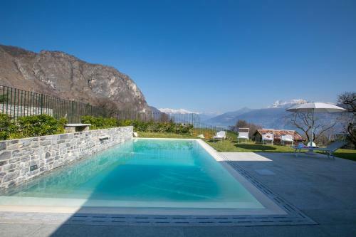 Griante Villa Sleeps 10 Pool