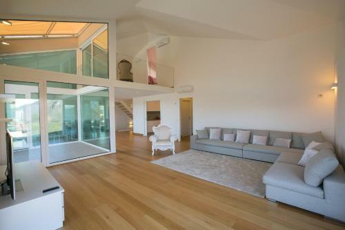 Griante Villa Sleeps 10 Pool