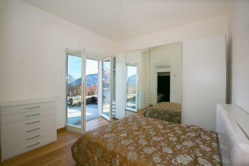 Griante Villa Sleeps 10 Pool