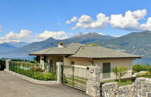 Griante Villa Sleeps 10 Pool