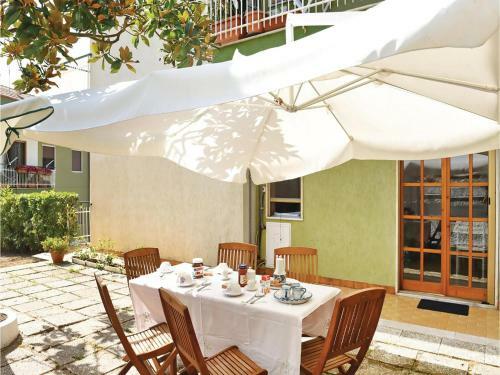 Two-bedroom Apartment In Capaccio (sa)