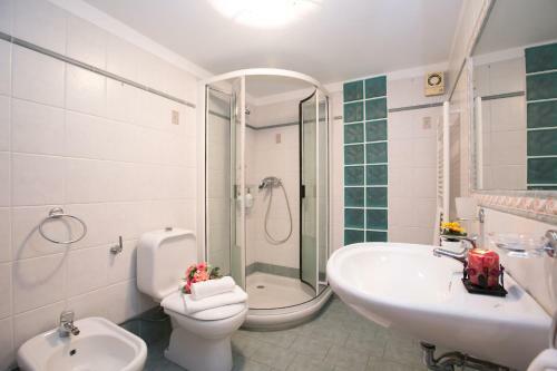 Cima Villa Sleeps 10 Pool
