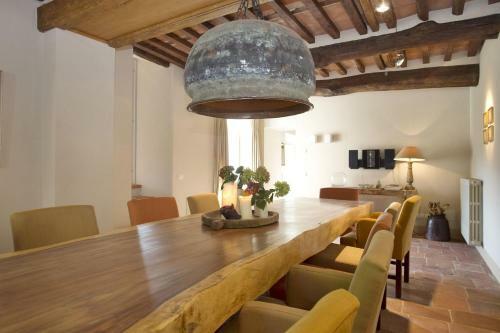 Vorno Villa Sleeps 11 Wifi