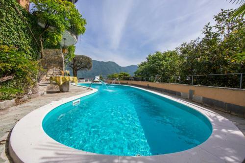 Cressogno Villa Sleeps 10 Pool Air Con