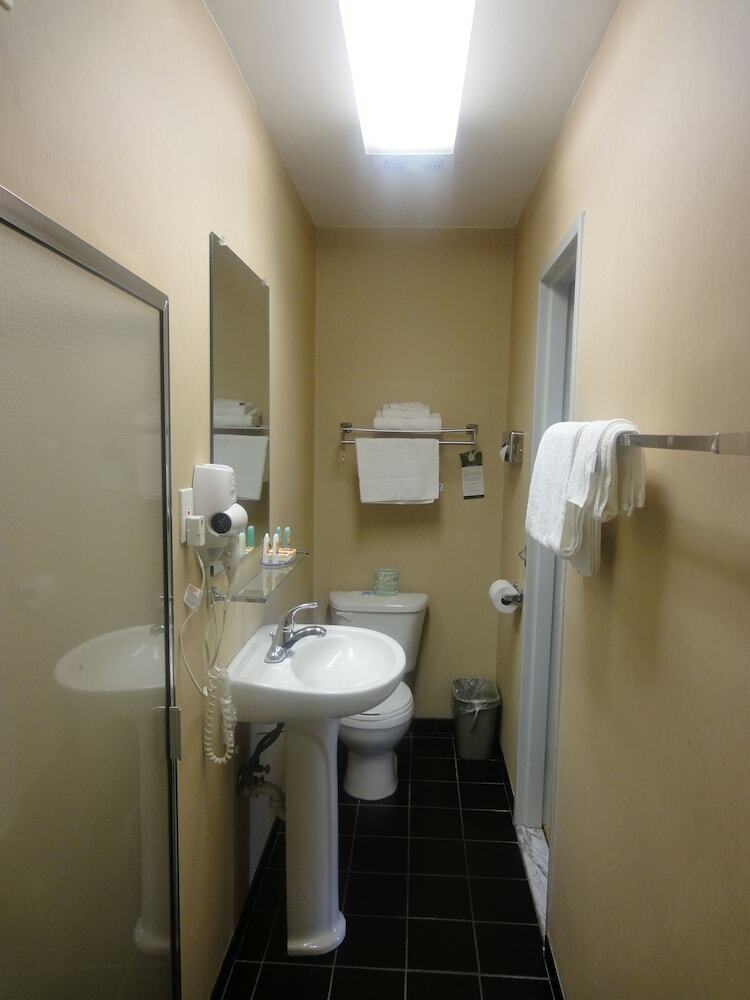 Hotel Rodeway Inn Macarthur Airport