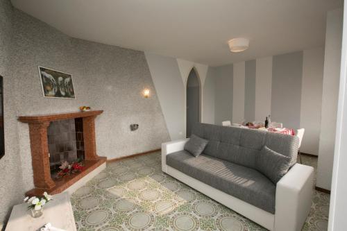 Toscolano-maderno Apartment Sleeps 8