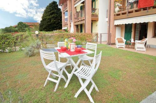 Travedona Monate Apartment Sleeps 4 Pool Air Con