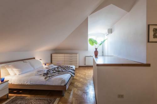 Apartamento Triestevillas Imbriani, Hyper Central Duplex, Rooftop View, 4+2 Guests