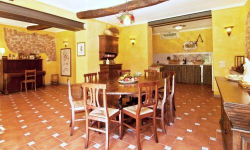 Montebello Villa Sleeps 11 Wifi