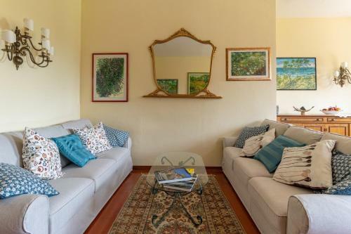 San Giovanni D'asso Villa Sleeps 8 Pool Air Con