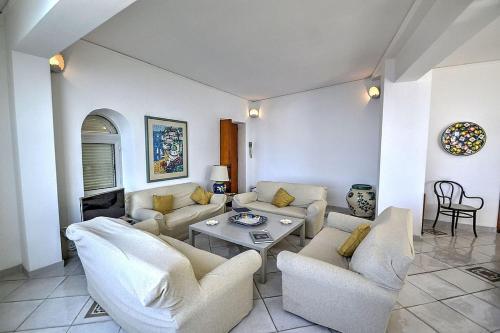 Praiano Villa Sleeps 10 Air Con Wifi