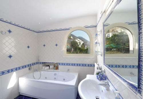Praiano Apartment Sleeps 6 T721478