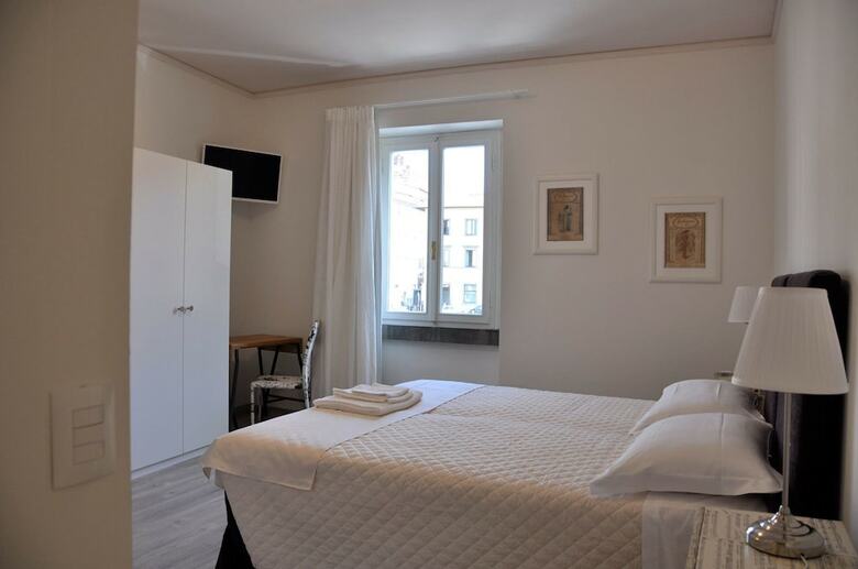 Hostal Dimora 16 Rooms & Garden