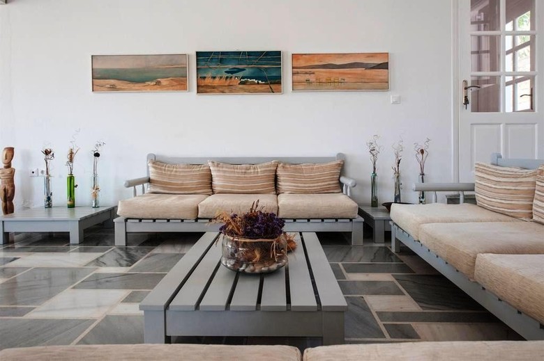 Akrotiri Hotel