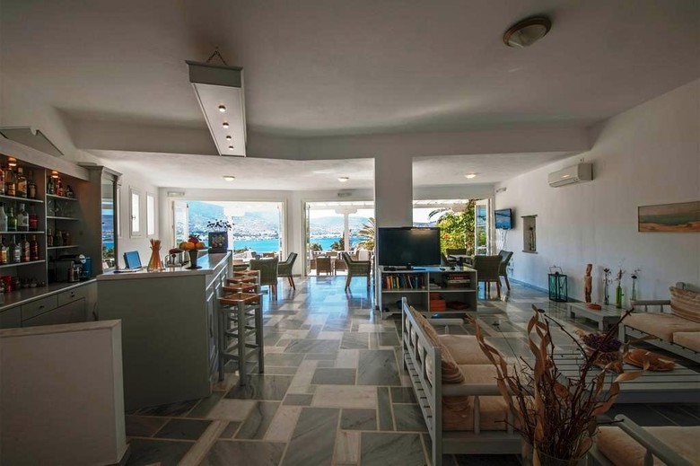 Akrotiri Hotel