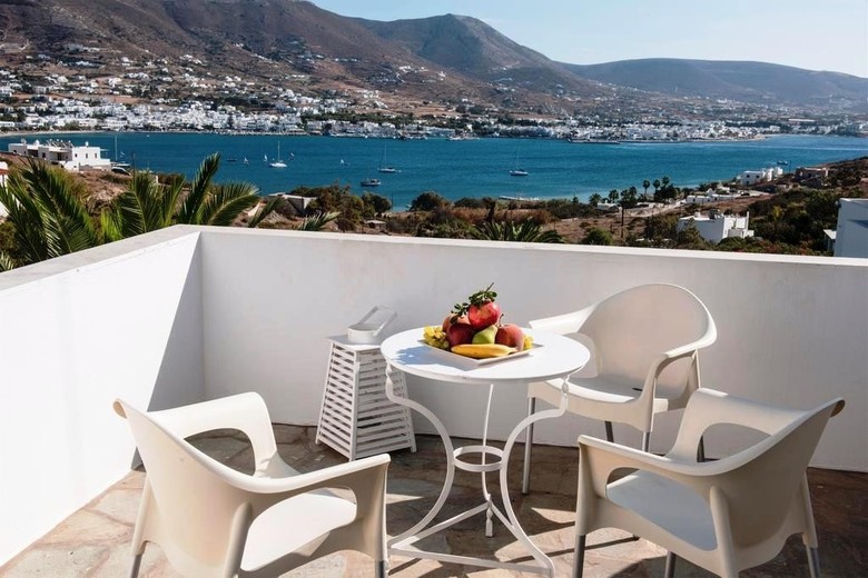 Akrotiri Hotel