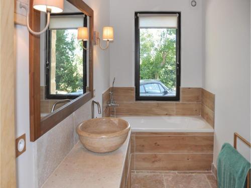 Five-bedroom Holiday Home In Bagnols En Foret