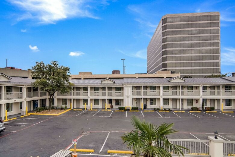 Hotel Quality Inn & Suites Dallas - Cityplace