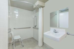 Hotel *super 8 Motel Atlanta Northeast*
