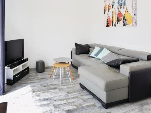 Three-bedroom Holiday Home In Saint-germain-sur-ay