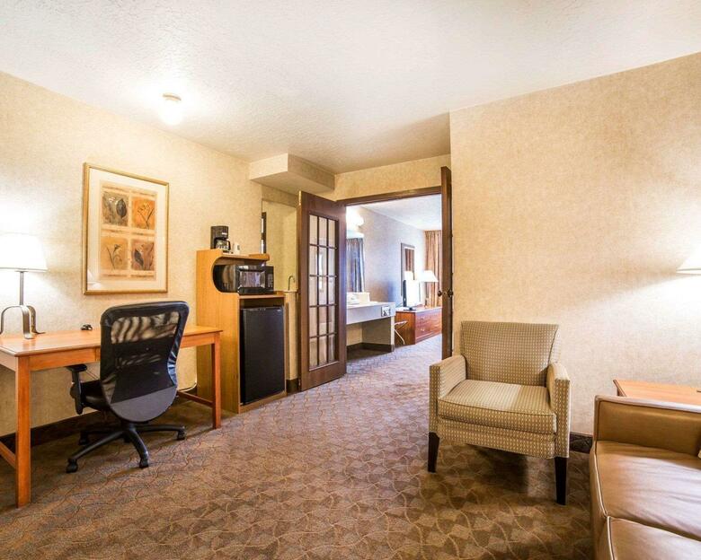 Hotel Quality Inn  Suites Brossard