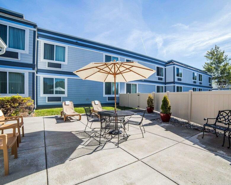 Hotel Quality Inn  Suites Brossard